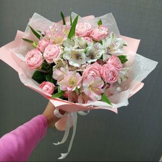 მინი თაიგული სპრეი ვარდები და ასტრომერიები