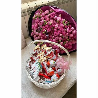 სპრეი ვარდების თაიგული და ტკბილეულის კალათა