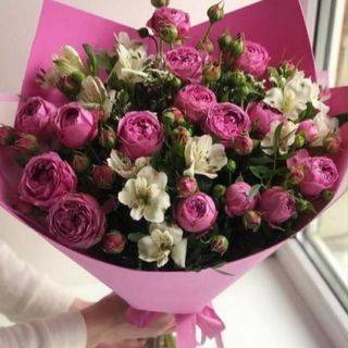 სპრეი ვარდები და ასტრომერიები