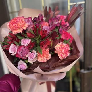 ლეოკა და ჰოლანდიური ყვავილების მიქს თაიგული