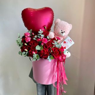 დათინი ყვავილებში გული და რაფაელოს კომპოზიცია