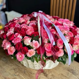 კალათა ვარდებით