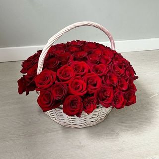 კალათა წითელი ვარდებით (30ც)