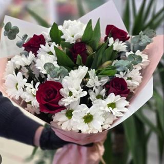 წითელი ვარდები და ქრიზანთემები