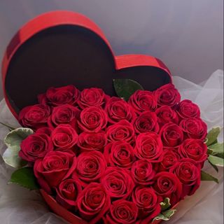 წითელი  ვარდები გულში