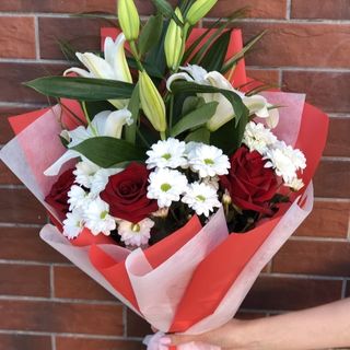 ლილიები ქრიზანთემები და წითელი ვარდები