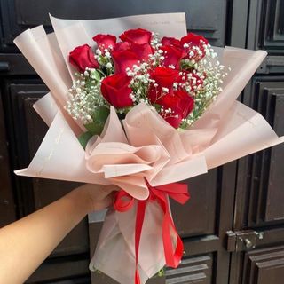 წითელი ვარდები (10ც) და გიფსოფილების თაიგული