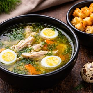 Куриный бульон с перепелиными яйцами