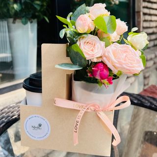 ყავა და ჯუჯა ვარდების თაიგული