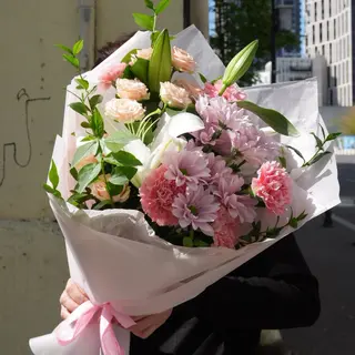 ლილიები და ყვავილების მიქს თაიგული