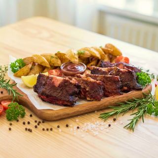 შებოლილი ღორის ნეკნები ბარბექიუ სოუსით ,,კუდიგორა''