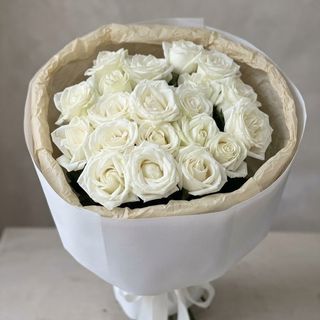 თეთრი ვარდების თაიგული