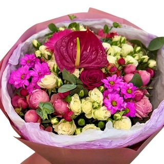 ფერადი ყვავილების კომპოზიცია