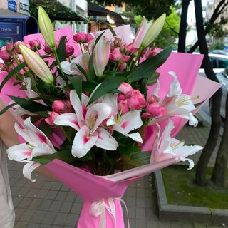 ლილიის და სპრეი ვარდების თაიგული
