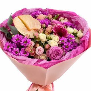 გვირილია, სპრეი ვარდები, ქრიზანთემის და ანთორიუმის კომბინაცია