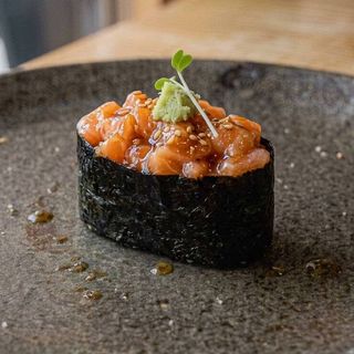 Salmon-gunkan