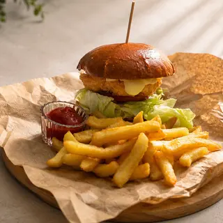 ქათმის ბურგერი კარტოფილი ფრით/Chicken burger with french fries