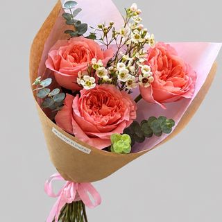 სამი ატმისყვავილისფერი ჰოლანდიური ვარდის თაიგული აფრიკულ ვაქსთან და ბეიბი ევკალიპტთან ერთად  Bouquet of Three Peach-Colored Dutch Roses with African Waxflower and Baby Eucalyptus