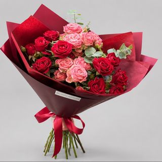 4-ტოტიანი ბორდოსფერი და ატმისყვავილისფერი სპრეი ვარდების თაიგული ბეიბი ევკალიპტთან ერთად  4-Stem Burgundy and Peach-Colored Spray Rose Bouquet with Baby Eucalyptus