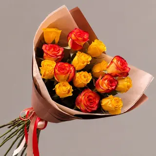 ყვითელი და ალისფერი 15 ცალიანი ჰოლანდიური ვარდის თაიგული (15-Stem Bouquet of Yellow and Scarlet Dutch Roses)
