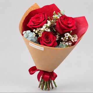 სამი წითელი ჰოლანდიური ვარდის თაიგული აფრიკულ ვაქსთან და ბეიბი ევკალიპტთან ერთად  Bouquet of Three Red Dutch Roses with African Waxflower and Baby Eucalyptus