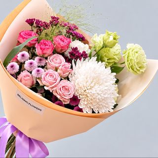 ჰოლანდიური ქრიზანთემების, ეუსტომისა და სპრეი ვარდების თაიგული Dutch Chrysanthemums, Lisianthus & Spray Roses Bouquet