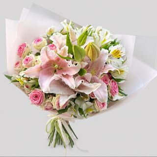ჰოლანდიური ლილიების, სპრეი ვარდებისა და ალსტრომერიის თაიგული  Bouquet of Dutch Lilies, Spray Roses and Alstroemeria