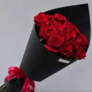 ლაქშერი შეფუთვაში პრემიუმ წითელი ჰოლანდიური ვარდების თაიგული (Luxury Red Dutch Rose Bouquet)