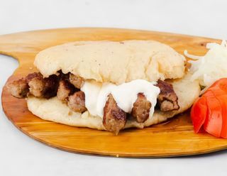 Ćevapi u umaku od kajmaka sa pomfritom