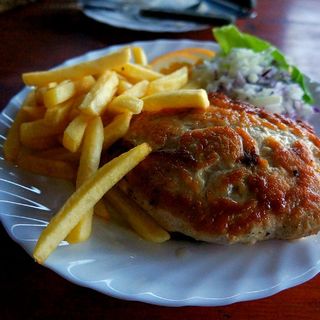 Pileći file punjen kulenom i sirom preliven kremom od ajvara + prilog