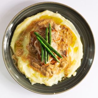 Pileća lička šnicla u umaku od češnjaka, vina i riža