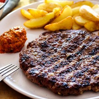 Svinjska lička šnicla u umaku od češnjaka i vina i prilog