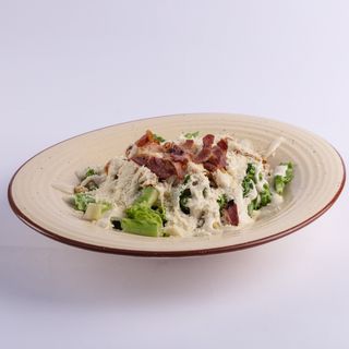 Cezar salata s piletinom i slaninom