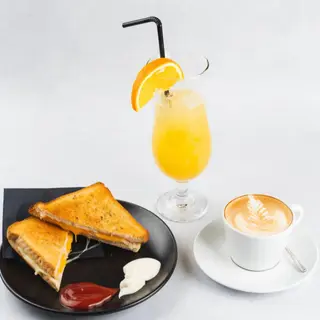 Kava po izboru, cijeđena naranča 0,3 l i tost