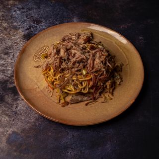 Chilli-soja umak sa sezonskim povrćem i BBQ mesom