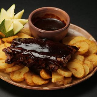 BBQ dimljena špic rebra s pekarskim krumpirom