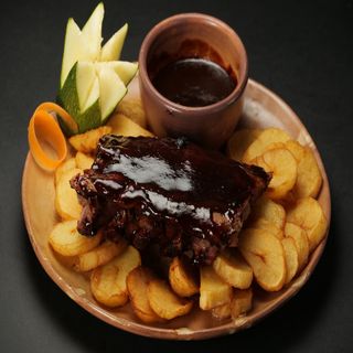 BBQ dimljena špic rebra s pekarskim krumpirom