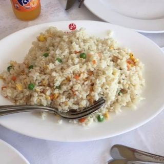 Pirjana riža s jajima i povrćem