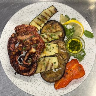 Hobotnica na grilu, pečeno povrće