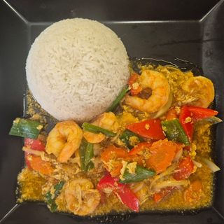 Kozice popržene u bogatom curry umaku s kuhanom rižom