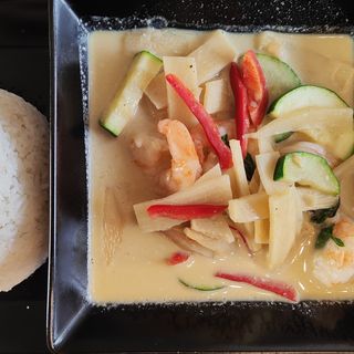 Zeleni curry s kuhanom rižom