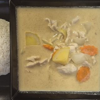 Žuti curry s kuhanom rižom