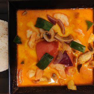 Tomyam s kuhanom rižom