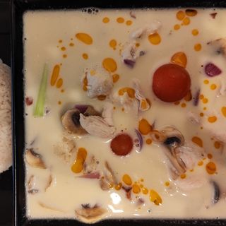 Tomkha s kuhanom rižom