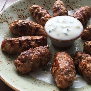 Ćevapi s ajvarom i kapulom