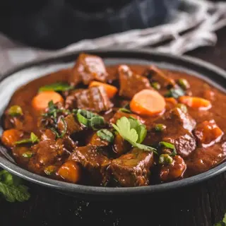 Janjeći gulaš sa slanim sirom