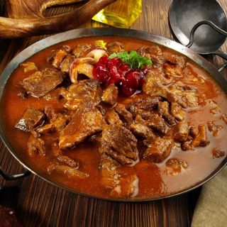 Gulaš od divljači s domaćim njokima