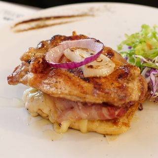 Punjeni pileći batak i prilog pekarski krumpir