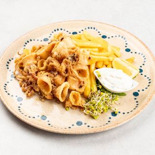 Pržene lignje s pomfitom