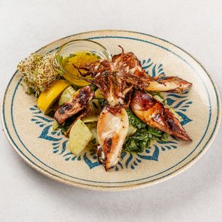 Lignje sa žara s prilogom